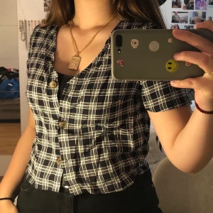 Rutig tröja - söt & praktisk tisha med knappar där fram som går att reglera själv! Sitter behagligt på💜 kontakta mig bara om du har frågor :3 