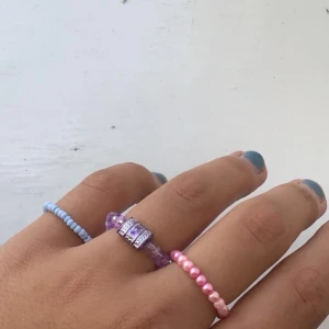 Ringar av pärlor - Sälger dessa hemmagjorda ringar av pärlor💜 tyvärr är de lila och rosa pärlorna, från bilden, slut just nu, men jag har andra pärlor (mörkblå ,grön, vit, orange, blå, röd, svart) som du ochså kan beställa av💜 en ring kostar 15 kr och köparen står för frakten (11 kr) 