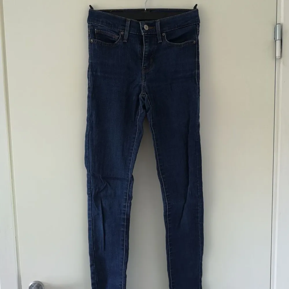 Mörkblåa Leviś Slimming super skinny jeans i bra skick. Storlek 25 vilket skulle kunna ses som XS. De är ganska långa i storleken. Köparen står för frakt⚡️. Jeans & Byxor.