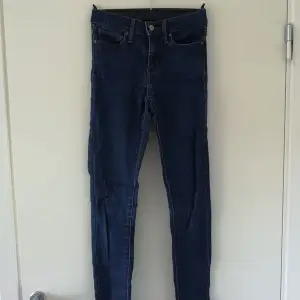 Mörkblåa Leviś Slimming super skinny jeans i bra skick. Storlek 25 vilket skulle kunna ses som XS. De är ganska långa i storleken. Köparen står för frakt⚡️