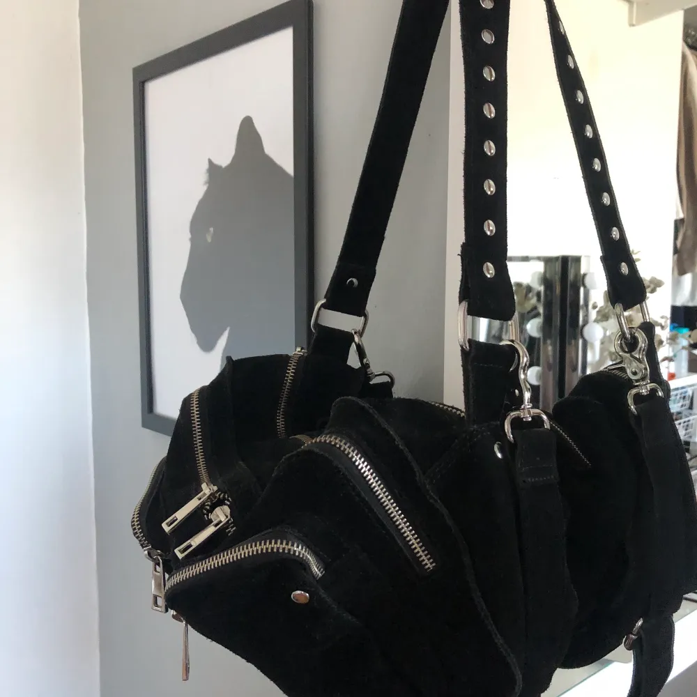 Så fin väska från nunoo i svart, säljes då den inte kommer till användning. Väskan är knappt använd och säljes i mycket fint skick! Köpt för 1500 kr på Nelly för något år sedan 😍🌸🦋 . Väskor.