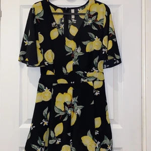 Playsuit, storlek: 40 - En citron playsuit med snören runt midja  från New Yorker. Storlek: 40. Använd förra sommaren. Frakt tillkommer.