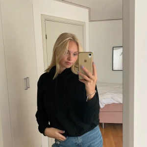 Svart hoodie - En basic men ändå snygg svart hoodie. Köpt på hm för 150kr.