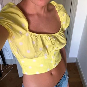 Topp zara - Otroligt populär och fin topp från Zara! Går ej att köpa längre. Aldrig använd då jag inte tycker att jag passar i gult. Så himla fin egentligen. Tveka inte vid frågor!💕
