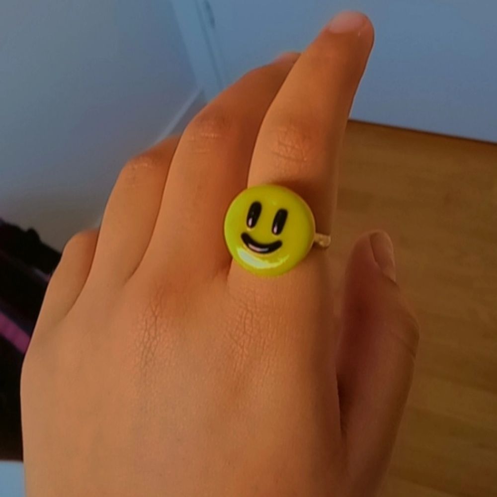 handmade smiley face ring 😃 adjustable for any size / shipping 15kr. Accessoarer.