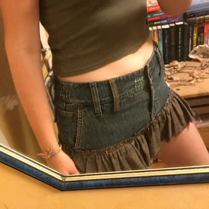 River Island strl 44/45 kjol - 90-tals lowrise jeanskjol med rutmönster längs nederkanten. Ganska kort, men det beror på hur lång du är. Strl 12 (eu 44/45) men eftersom lowrise, höftstorlek gäller💞 (frakt ingår ej) köpt secondhand, aldrig använd