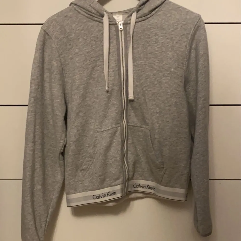 Jag säljer min Calvin hoddie använd 1-2 gånger o väldigt fin o skön 140kr+frakt pris kan diskuteras, det är storlek m men passar nog även en s. Hoodies.