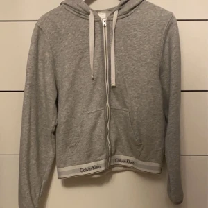 Calvin Klein tröja  - Jag säljer min Calvin hoddie använd 1-2 gånger o väldigt fin o skön 140kr+frakt pris kan diskuteras, det är storlek m men passar nog även en s