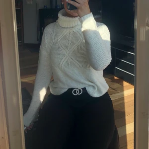 Stickad tröja - Jätte bekväm vit stickad tröja, och den sticks inte. Du betalar frakten.