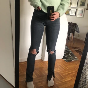 Gråa zara jeans - As najs och bekväma jeans från zara! Hål på knäna och slits på sidorna, hålen har jag gjort själv. Längd referens; jag är 173  och har lååånga ben😆 köparen står för frakt. Hör av er om ni är intresserade!!