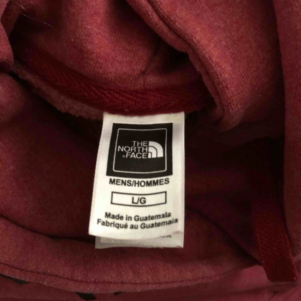 Hoodie från The North Face. Mötas eller köpare står för frakt💕 (Lite vit färg som ej går bort på baksidan av ärmen, bild). Huvtröjor & Träningströjor.