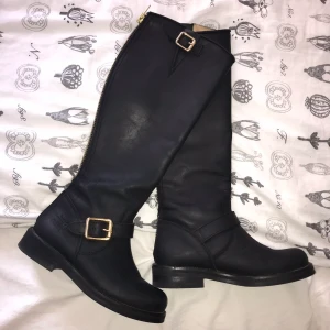 Urban project - Använt 2 gånger, nypris 2000kr, svarta med guldiga detaljer, boots