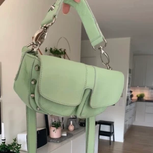 Unlimit väska mintgrön!  - Ursnygg mintgrön väska från unlimit i minimodellen. Nypris 1399kr❤️  säljer pga får ingen användning av längre. Bud gärna privat eller i kommentarerna, budgivningen avslutas söndag 00.00 frakt tillkommer, kan annars mötas upp i sthlm!  LEDANDE BUD: 425