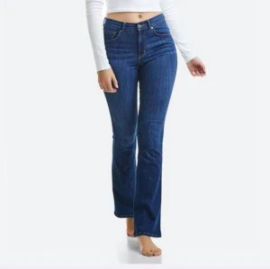 Jeans flare - Köpte jeansen nyligen och har aldrig använt dom säljer pågrund av ånger  ville inte ha den färgen men tappade bort kvittot så kunde inte lämna tillbaka köpte dom för 500kr