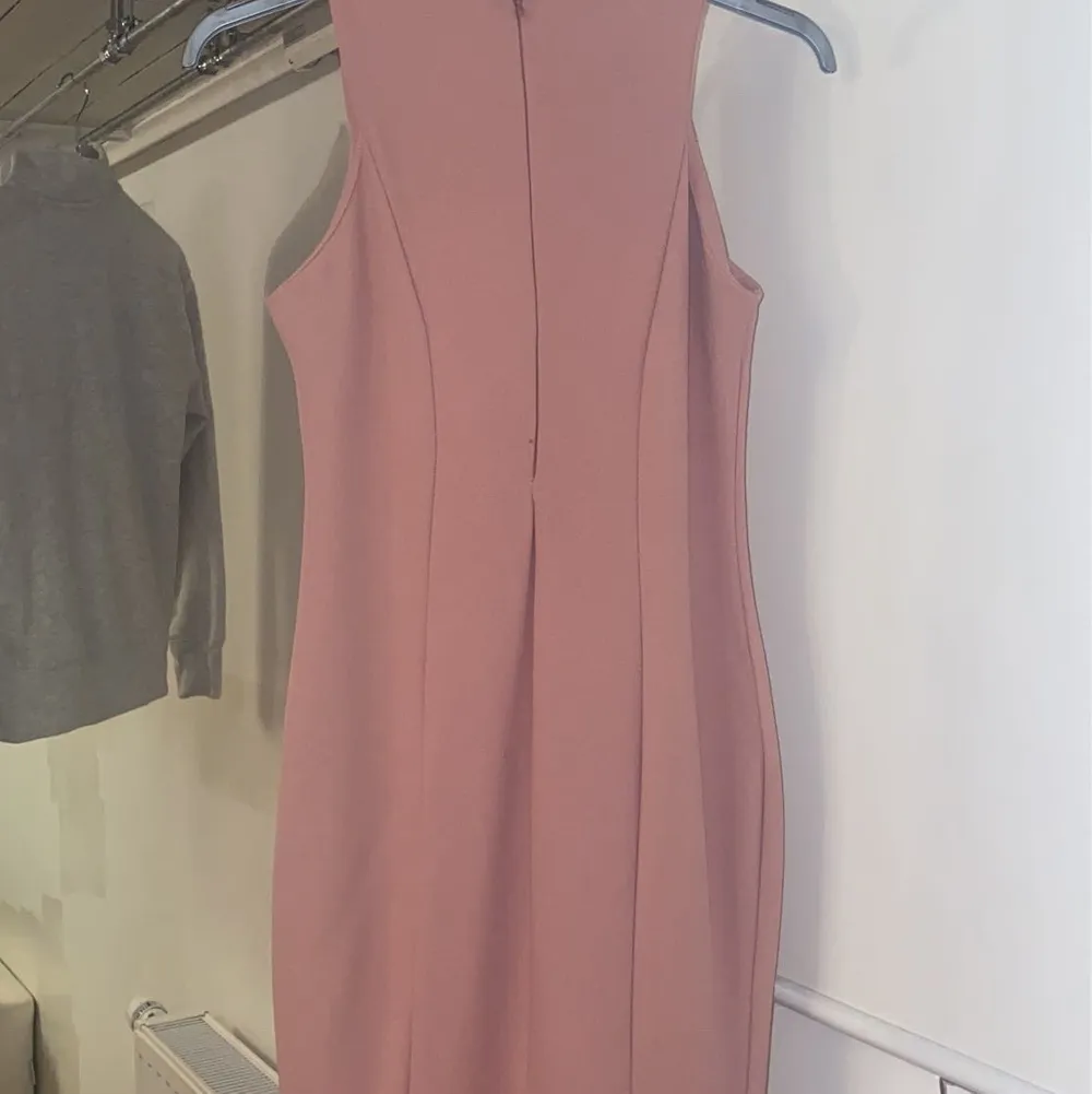 En rosa klänning använd bara en gång , säljer för 100 kr och den är i storlek S. Klänningar.