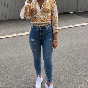 Jeans - Säljer ett par jeans som jag har använt 1 gång inga problem med jeansen helt nyskick köpte dom för 500kr 