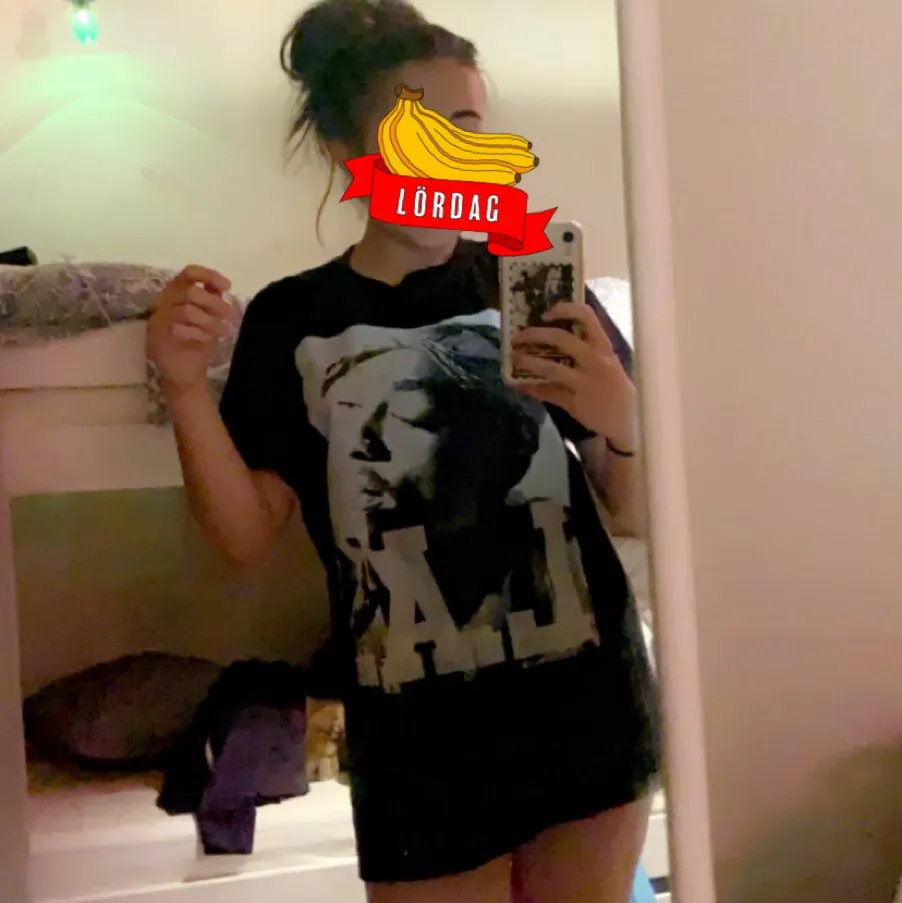 Säljer en tupac t-shirt, Storlek M men den är väldigt oversized så jag skulle nog säga mer åt L hållet. Köpt för 399kr, Skriv om ni är intresserade💕👍🏼✌🏼. T-shirts.