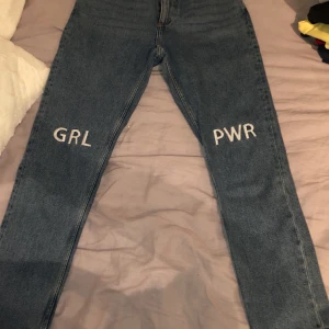 Monki jeans  - Säljer dessa jeans från Monki! Använda vid 1-2 tillfälle. Finns i Landskrona men kan självklart mötas eller skicka via posten (frakt tillkommer) 