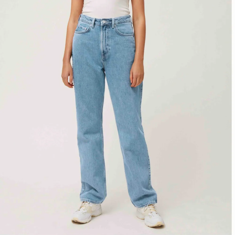 Säljer mina så fina weekday jeans i modellen rowe extra high straight jeans 💖 tyvärr lite för stora för mig, använd 2ggr så i nyskick ☺️priset är exl frakt!. Jeans & Byxor.