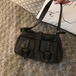 Vintage bag 👜🤍🤎 - Brun vintage väska🤎👜 Köptes på second hand så jag vet inte om det är äkta läder, passar jättefint till exempel med stickade tröjor, frakt 60kr. Budgivningen avslutas imorgon (Högsta bud 100kr just nu)