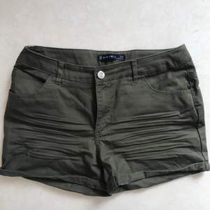 Militär gröna shorts, endast använda en gång. 