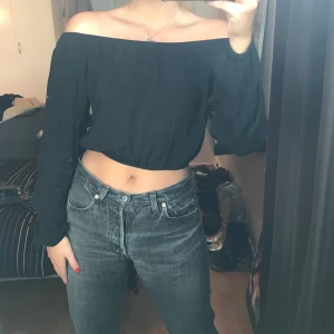 Brandy Melville off shouldertopp ”one size”  - Söt off shouldertopp från Brandy Melville som går att ha på axlarna också. Strl S skulle jag säga (Brandy brukar ha one size), passar nog XS och M också! :) Möts i Stockholm eller så betalar köparen frakten ✨✨✨