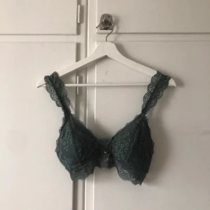 Vadderad bralette - Jättefin vadderad bralette i grön från kappahl som jag inte använt på jättelänge eller särsklit mycket så säljer den hellre ☺️ justerbara axelband och bandet runt. Passar a-b kupa.  Frakt 22kr