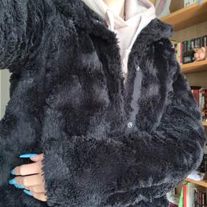 Säljer nu min pälsjacka från vero Moda i storlek XS. Denna jackan har även en liten krage som värmer på lite extra. Denna jackan är mycket populär på hösten. Fint skick säljes pga för många jackor! EJ ÄKTA PÄLS! 
