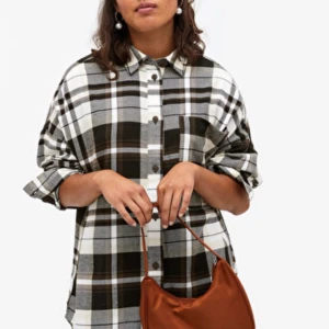 Monki - Helt ny & oanvänd skjorta ifrån monki! Den är så sinnessjukt cool men den kommer tyvärr inte till användning 😭 250kr inklusive frakt! (300 var nypris +frakt)