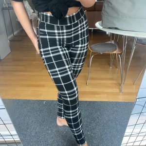 Rutiga byxor - Stretchiga sköna byxor med rutigt mönster. Dragkedja på sidan. Sitter tajt med stretch vilket ger snygg figur. Pris 130kr , frakt inkluderad i priset