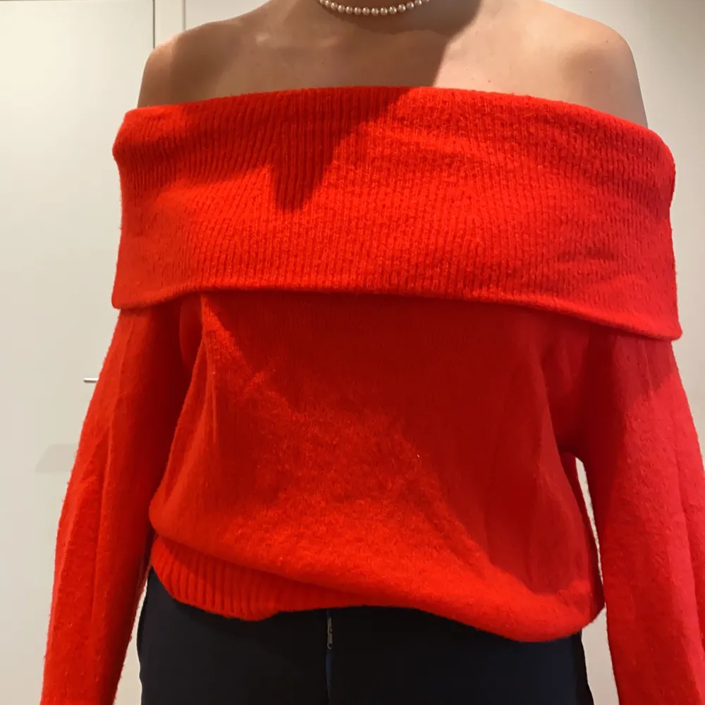 Röd stickad offshulder tröja från H&M, använd ca 5ggr storlek XS men passar även en M, köpare står för frakten💕 . Stickat.