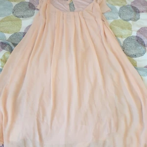 Baby rosa tunika - En jätte fin babyrosa tunika. Har aldrig används.