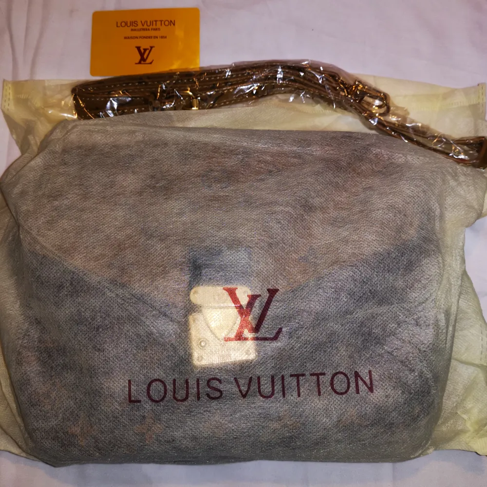 Oanvänd MC-handväska av Louis Vuitton. Kartongen saknas då den skadats. Snabbast och mest realistiska bud vinner, ej fast pris. Skickas spårbart kostnadsfritt så fort betalning inkommit. . Väskor.