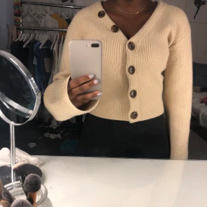 Stickad kofta - En stickad kofta/tröja från nakd. Super fin kofta som nästa inte är använd, den har lite större armar som man kan se på bilden. Super skönt material och fin färg