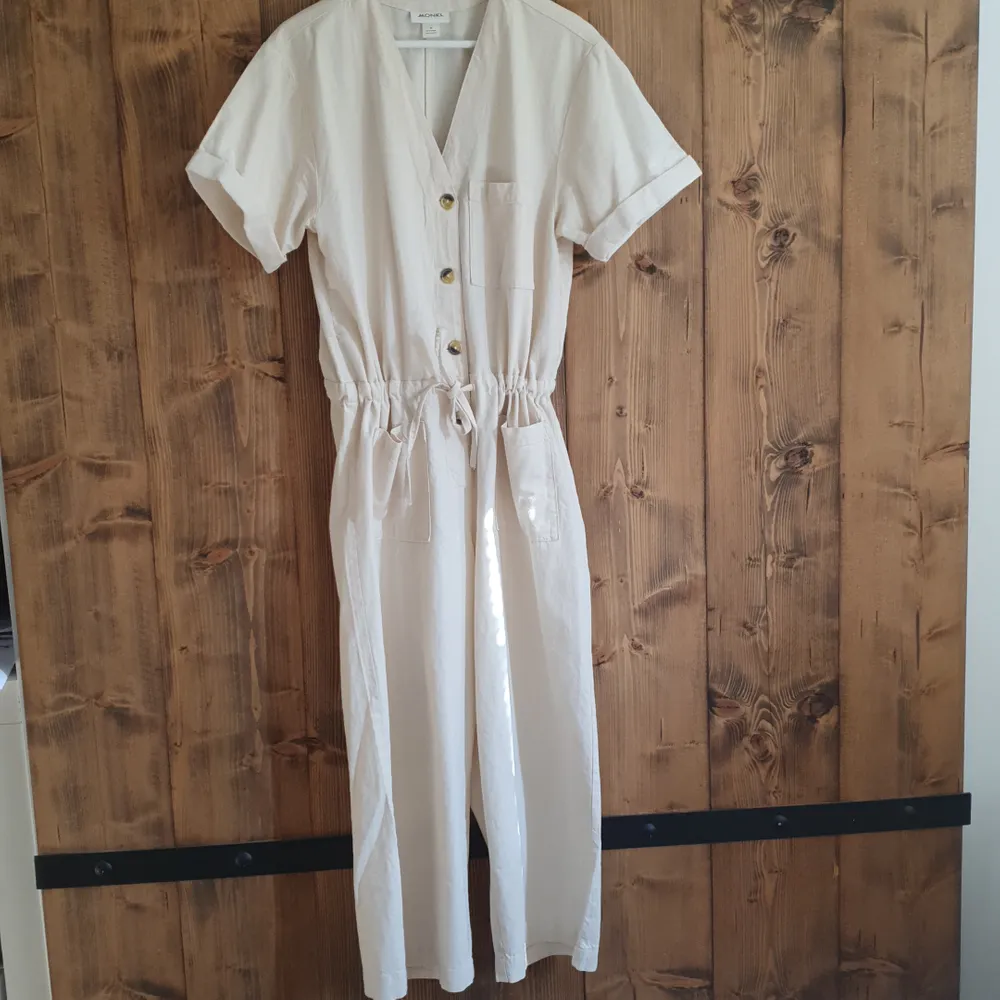 Never worn cream jumpsuit, wide leg, 3/4 or 7/8 lenght. Jeans & Byxor.