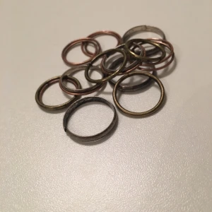  - Blandning av ringar i rustik, köpte för ganska längesedan i flerpack från HM. Dock aldrig kunnat använda pga för stor storlek. Säljer alla för 15kr. 
Köparen står för frakten 🍂