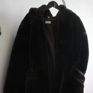  - fejkpäls köpt i vintageaffär. brun färg med stor mysig luva. :) perfekta vinterjackan! 