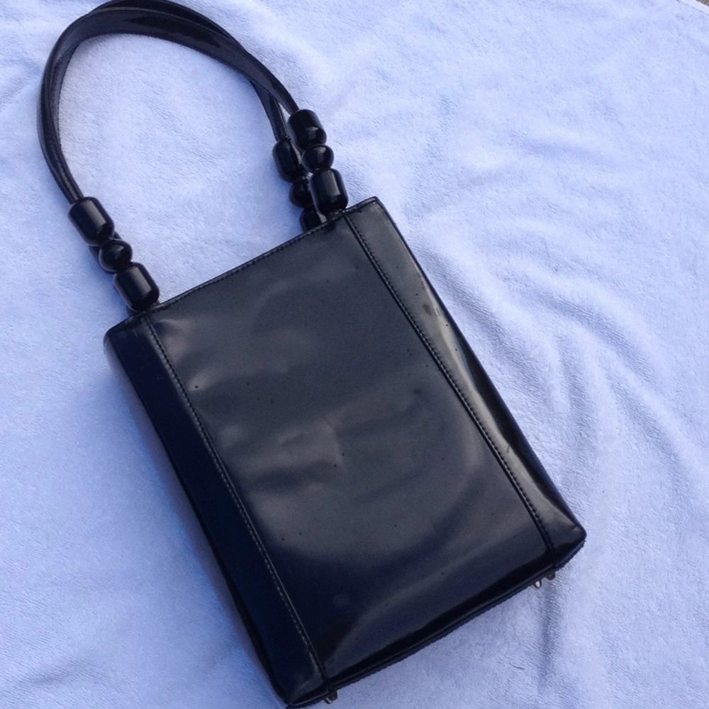 Handväska, svart plast, hård botten | Plick Second Hand
