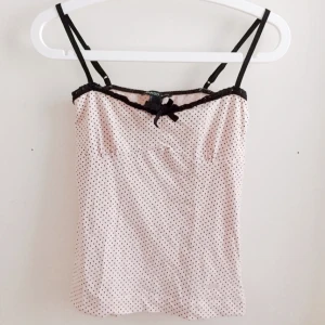  - Rosa linne från mango med svarta prickar och svart rosett framtill. Indrag under brösten. 