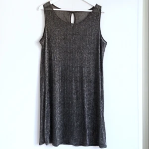  - Supersnygg klänning med rak passform i metallic/silver/glitter! Tyvärr för stor för mig som är XS, men passar säkerligen andra storlekar bättre. Litet hål på ena axelbandet, se sista bild.
Märke: Okänt

•
~🌸🌺🌸~
Priser alltid diskuterbara!
Möte i Sthlm/Köpare står för frakt
Swish/Bank/Paypal/Cash is Queen 👑
~🌸🌺🌸~
•