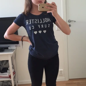  - Jätte skön t-shirt från Hollister. Väl använd men fortfarande i bra skick! Dock har lite trådar kommit ut ur bokstäverna men de syns inte till.