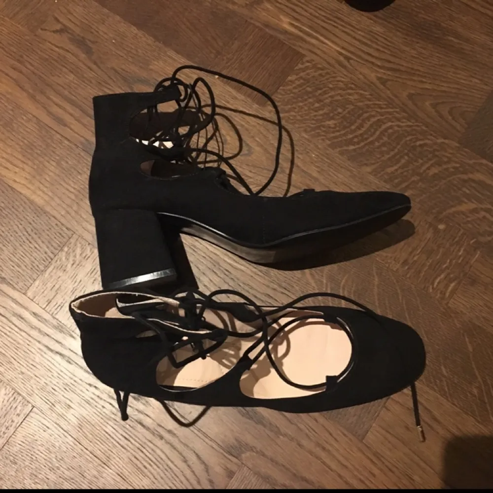 Nya och oanvända skor från Zara i storlek 38!. Skor.