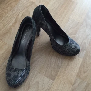  - Har man något enkelt på sig kan de vara snyggt att lyfta looken med ett par leo högklackat! Inte använda nån gång då de skulle vara till min balklänningen men passade inte alls stilmässigt till slut.  Hämtas i Kungsbacka eller skickas mot fraktkostnad, swish går bra. Nås på Facebook: Kajsa Gustafsson 