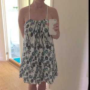  - Fin-vardags-blommig-sommar-klänning, lång förklaring! Men snygg och med väldigt fin rygg! 