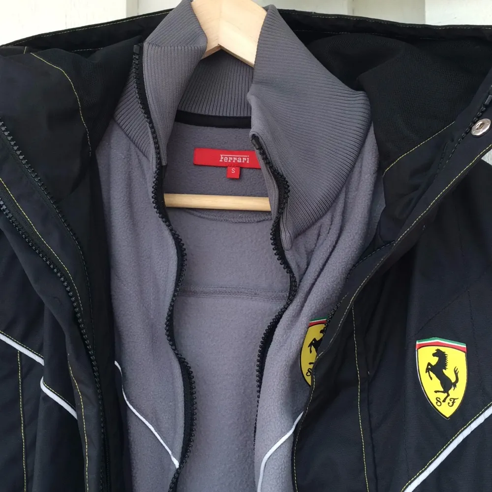 Höstjackan, fin svart med grå invändig löstagbar fleece köpt i Ferraributik i Italien, knappt använd.. Jackor.