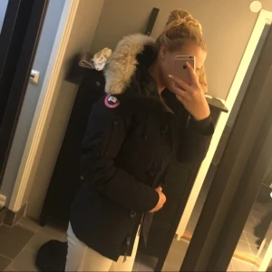  - Äkta Canada goose (motebello Parka ) köpt i slutet av förra vintern , säljs pga att jag känner att jag behöver en storlek större . Inga fel.