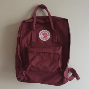  - oxblodsröd fjällräven kånken, använd ett fåtal gånger, därav i bra skick. köparen betalar frakt.