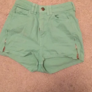  - Snygga shorts i pistagegrön från american apparel. En liten storlek som passar fint på någon som har svårt att hitta tillräckligt små shorts! Storleken är 24/25. Längden är precis över stjärten! Dragkedja i sidorna. Stretchiga!
