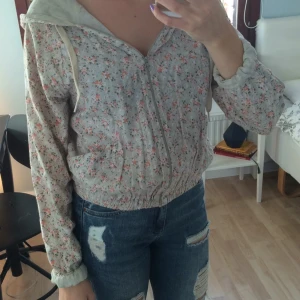  - Söt tunn jacka från Gina. Använd med i mycket fint skick! Möts i Stockholm eller skickas mot fraktkostnad 