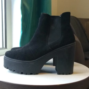  - ⭐️Skor från Topshop i äkta mocka, använda en gång.
Strl 40
Tar swish, kan mötas i Stockholms innerstad.
Köparen står för frakten.